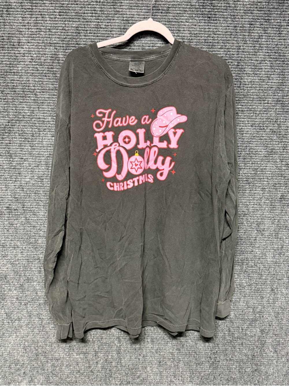 Dolly Parton ‘Have a Holly Dolly Christmas' Graphic Tee - Pink on charcoal grey